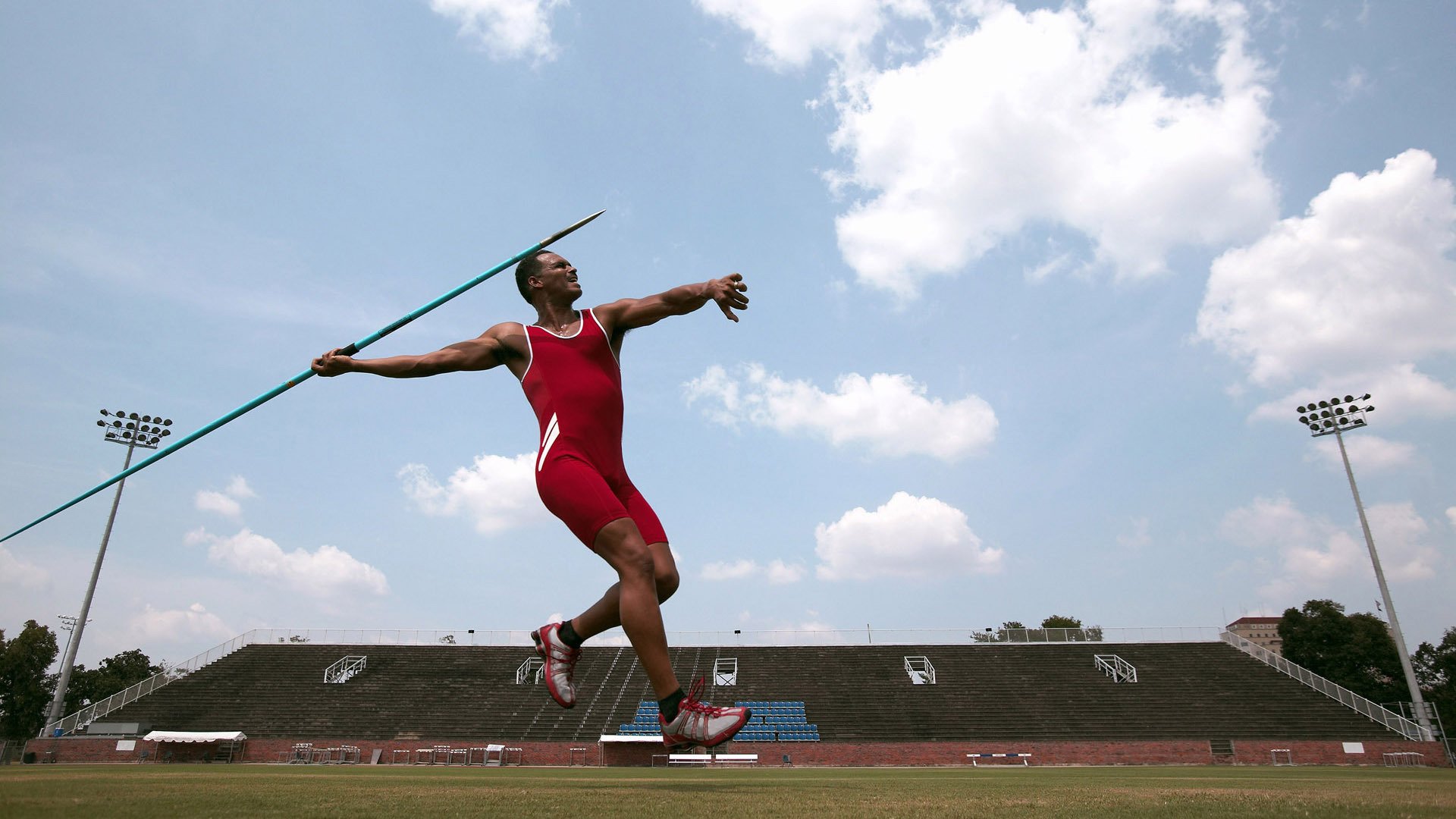 女子排球选手征战海外联赛表现稳定，谈论国际女子排球的海报的对话